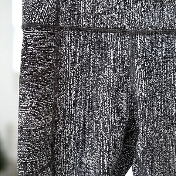 Women’s Lululemon Grey White Leggings with Pockets! Size 6! - Picture 8 of 9